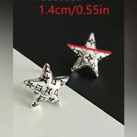 Dainty star shaped stud earrings - Picture 2 of 3